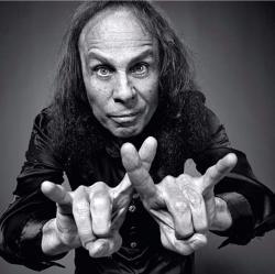 Песня Ronnie James Dio Rainbow In The Dark - слушать онлайн.