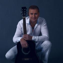 Кроме песен Арсен Петросов, можно слушать онлайн бесплатно Андрей Бриг.