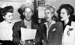 Скачать песни Bing Crosby & The Andrews Sisters бесплатно в mp3.